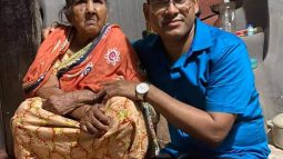মায়ের কোলে মাটির টানেঃ মাকে নিয়ে সুনামগঞ্জ জেলা প্রশাসক