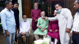৭১’র মানবতা বিরোধী মৃত্যুদন্ড প্রাপ্ত সৈয়দ মোহাম্মদ কাওসার রায় বহাল রাখায় সিলেটে মিষ্টি বিতরণ