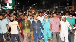 হকার্সদের মালামাল নেওয়ার প্রতিবাদে তাৎক্ষণিক বিক্ষোভ মিছিল ও সমাবেশ