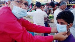করোনা ভাইরাস সচেতনতায় জেলা ও মহানগর জাসদের মাস্ক বিতরণ