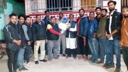 মহানগর আ’লীগের উপদেষ্টা আজিজুল হোসেন দুলাল-কে কৃষক লীগের ফুলেল শুভেচ্ছা