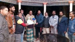 জেলা আ’লীগের সহ সভাপতি শাহ মোশাহিদ আলী-কে কৃষক লীগের ফুলেল শুভেচ্ছা