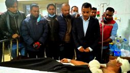 সন্ত্রাসী হামলায় আহত সবুজের  পাশে আলম খান মুক্তি