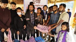 অসহায় মানুষের মাঝে দুরন্ত সামাজিক ও সাংস্কৃতিক সংগঠনের শীতবস্ত্র বিতরণ