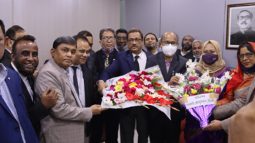 এ্যাটর্নি জেনারেল আমিন উদ্দিন ও সহধর্মিনীকে বিমানবন্দরে অভ্যর্থনা