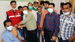 করোনার টিকা নিলেন ডা. আরমান আহমদ শিপলু