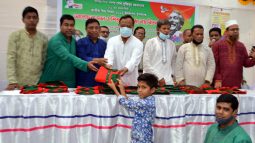 বঙ্গবন্ধুর জন্মশতবার্ষিকী উপলক্ষে ১১নং ওয়ার্ডে সভা ও শিশুদের মাঝে বস্ত্র বিতরণ