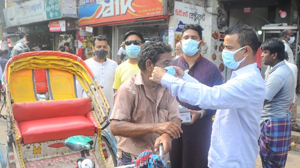 করোনা ভাইরাস প্রতিরোধে নগরীতে সিলেট মহানগর যুবলীগের মাস্ক বিতরণ