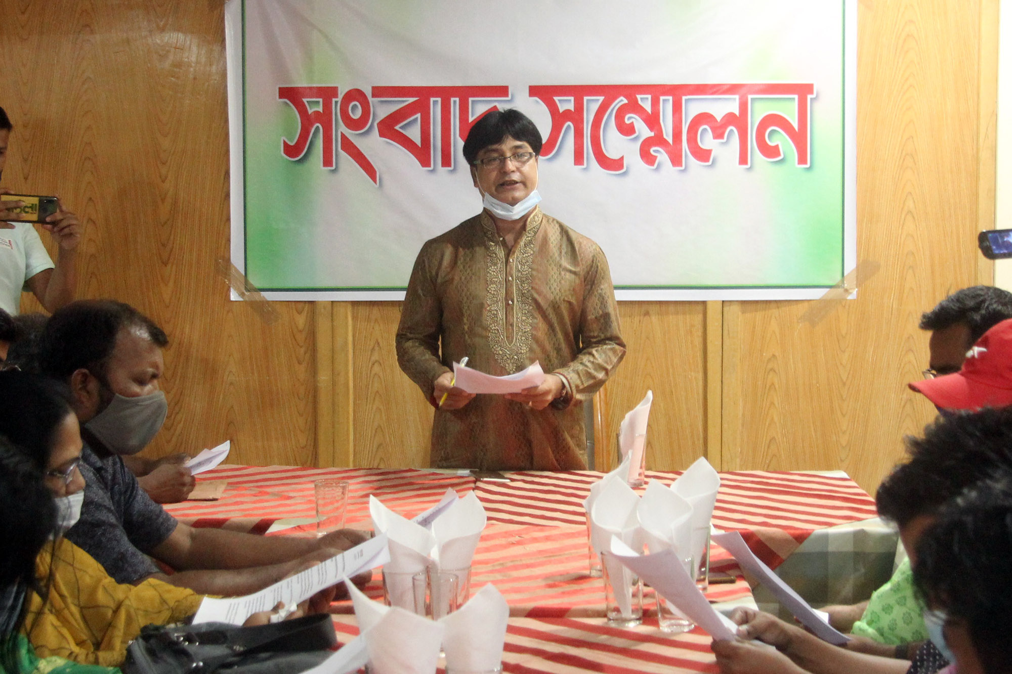 সংবাদ সম্মেলনে ভাটেরা ইউপি চেয়ারম্যান কিছু হাইব্রিড নেতা উন্নয়ন চায়না