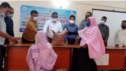 রোপা আমন নাবী জাতের বীজ কৃষক ও কৃষাণীদের মাঝে বিনামূল্যে বিতরণ