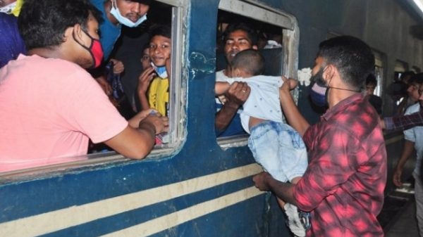 শেষ মুহূর্তে ট্রেনে উপচে পড়া ভিড়